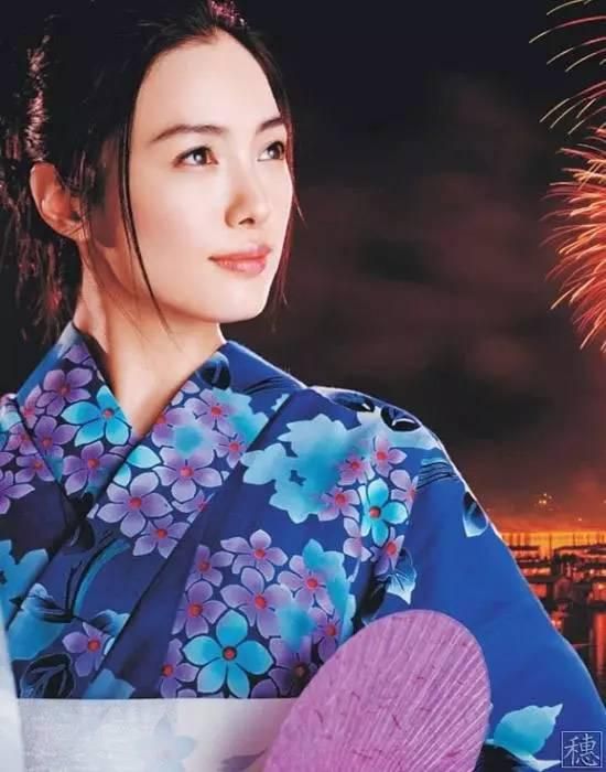 10月14日，电影《我本是高山》发布全新剧照，曝光片中海清饰演的张桂梅校长更多场景，展现出她与学生们的深厚情感